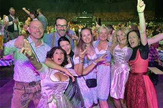 „O’zapft is“ und Dirndl-Boom in Westsachsen: Was hinter dem Oktoberfest-Hype steckt - Oktoberfest in der Stadthalle Zwickau: Immer mehr Besucher kommen traditionell in Dirndl und Lederhosen.