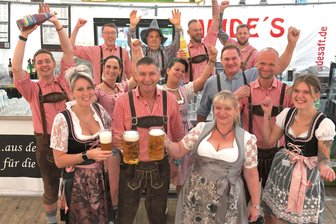 O‘zapft is - wo von Freiberg bis Erdmannsdorf Oktoberfeste gefeiert werden - Vor einem Jahr war in Halsbrücke die 32. Auflage der Oktoberfete gefeiert worden. Tino Walcha und seine Schwester Katrin Eberhardt (Mitte) sorgten mit ihrem Team für tolle Stimmung. Das Fest war aus Freude über die deutsche Einheit aus der Taufe gehoben worden. Es hatte nur 2020 wegen Corona pausieren müssen.