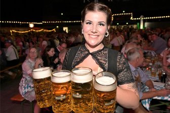 „O’zapft is!“: Zwei Tage Stimmung beim Sächsisch-Bayerischen Oktoberfest in der Stadthalle Zwickau - Sonst als Sekretärin am Empfang tätig, versorgte Alina Flehsa (26) am Wochenende Besucher des Oktoberfests mit Bier, Brezen und Leberkäs. „Vier Maß reichen. Die Gläser sollen doch voll bei den Gästen ankommen“, lautet ihre Devise.