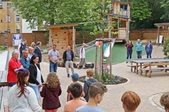 Oase für die Pause und Treff zum gemeinsamen Spielen - Rund 900.000 Euro hat der neue Schulhof gekostet. Fördermittel gab es von der Stadt Zwickau und aus dem Efre-Fonds.