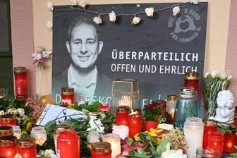 OB-Amt: Sechs Monate Zeit bis Neuwahl - Zum Gedenken an den verstorbenen Limbach-Oberfrohnaer Oberbürgermeister Jesko Vogel liegt ein Kondolenzbuch im Rathaus.