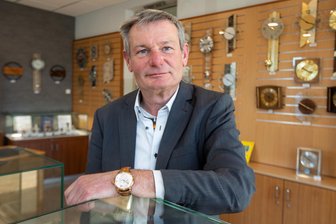 Ob an der Wand, am Handgelenk oder in der Hosentasche: Frank Hessels Uhrengeschäft in Plauen trotzt der Zeit - Frank Hessel, Jahrgang 1968, ist Uhrmacher aus Leidenschaft. Ein Nachfolger für seinen Laden ist nicht in Sicht.