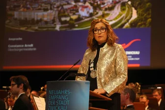OB Arndt beim Neujahrsempfang in Zwickau: Veränderungen durch VW-Krise sind vergleichbar mit der Zeit nach der Wende - Oberbürgermeisterin Constance Arndt zog während ihrer Rede die Blicke auch wegen ihres auffälligen, glitzernden Blousons auf sich.
