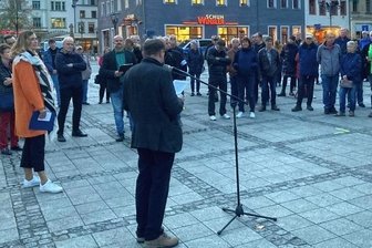 OB Arndt sagt Montagsdemonstranten die Meinung - Pfarrer Anselm Meyer spricht zu den Teilnehmern. 