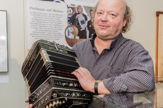 Ob Beethoven Bandoneon gespielt hätte? - Jürgen Karthe und sein Bandoneon spielen beim Musikfest eine große Rolle. Zur Eröffnung der Begleitausstellung gab es schon mal eine Kostprobe.