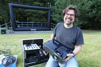 Ob „Fuck ju Göhte“ oder „Indiana Jones“: Open-Air-Kino in Siebenlehn sammelt für einen neuen Beamer - Matthias Lütkemeier und der Verein Gemeindekino Siebenlehn brauchen einen neuen Beamer.