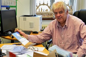 OB Greysinger: Nach Darmkrebs zurück im Rathaus Hainichen - Hainichens OB Dieter Greysinger ist nach seiner Darmkrebs-Operation zurück am Schreibtisch im Rathaus.
