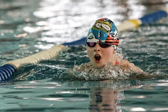Ob Hobby oder Trainingsmodus: Schwimmen will gelernt sein – aber noch gibt es Lücken, sagt ein Verein aus dem Erzgebirge - Beim Schwimmfest in Schwarzenberg siegte Florentine Grunert von der Grundschule Bernsbach über die 50 Meter Brust.