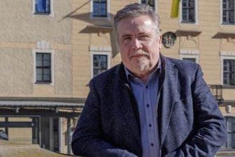 OB ist in Annaberg einziger Kandidat für Wahl: Wie stellt er sich die Stadt 2029 vor? - Rolf Schmidt hat bei der Oberbürgermeisterwahl am 20. März keinen Gegenkandidaten. Wahlkampf gibt es trotzdem. Schmidt hat Plakate aufgehängt, eine Broschüre drucken lassen und Videos gedreht. Er hofft auf eine gute Wahlbeteiligung und damit eine Bestätigung seiner Arbeit. 