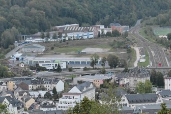 OB kontert Kritik an halb leerem Gewerbegebiet in Aue: „Wir haben keine Flächen zum Verschleudern“ - Das Gewerbegebiet am Bahnhof in Aue, im Vordergrund das Verwaltungsgebäude des RVE. Ein großer Teil des Gewerbegebiets steht seit Jahren leer.