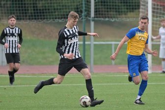 Ob Landesliga oder Landesklasse: Fußball-Vereine aus der Region Stollberg verlieren am Wochenende - Der FC Stollberg verlor sein Heimspiel gegen Annaberg mit 1:3. Im Bild ist der Stollberger Til Fischer am Ball, rechts der Annaberger Danny Nixdorf.