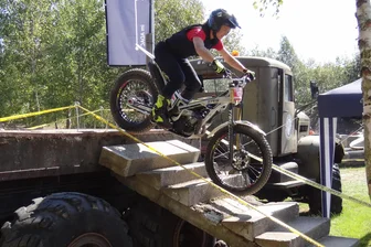 Ob Lkw oder Container: Beim Motorradtrial des MSC Oelsnitz ist kein Hindernis zu schwer - Susann Ranacher vom MSC Oelsnitz hat das Lkw-Hindernis souverän bezwungen.