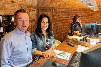 Ob Milliardärs-Yachten oder High End-Hotels: Halb Europa steht auf Fußböden aus dem Vogtland - Blick ins Office des Familienunternehmens in Schönbach: Anja und Karsten Preising führen eine Firma, die beim anspruchsvollen Verspannen hochwertiger Fußböden deutschlandweit top ist. Hinten telefoniert Heike Schmidt, die in der Firma für die Finanzen zuständig ist.