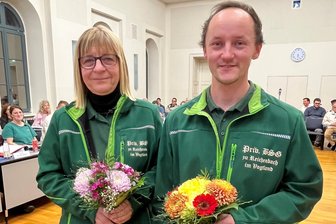 Ob mit Luftgewehr oder Kanonen: Treffsichere Reichenbacher holen Titel - Marion Krause und Florian Wilfert mit den Blumensträußen des Monats.