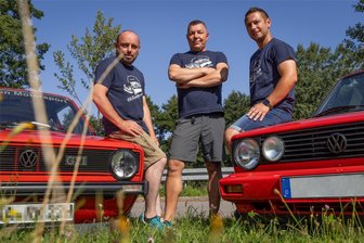Ob mit Trabi, VW Golf oder Traktor: Geyer erwartet Oldtimerfans aus ganz Sachsen - Seit 2023 hält dieses Trio von den Oldtimerfreunden vom Geyersberg die organisatorischen Fäden fürs Oldtimertreffen in der Hand: Ronny Köhler, Marcel Remde und Ronny Tschirner (v. l.).