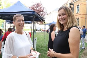 OB plaudert mit Ehrenamtlern - Mit einem Empfang im Robert-Schumann-Konservatorium hat sich Zwickaus Oberbürgermeisterin Constance Arndt (BfZ, rechts mit Simone Thiele von den Freunden der aktuellen Kunst ) am Freitagabend bei Bürgern bedankt, die in der Stadt ehrenamtlich tätig sind.