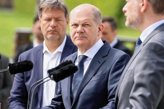 OB schickt Forderungskatalog an Ampelregierung - An die Bundesregierung - hier (v. l.) Wirtschaftsminister Robert Habeck, Kanzler Olaf Scholz und Finanzminister Christian Lindner - soll Aues OB die Forderungen übersenden.Foto: Imago/Ch. E. Janssen/Archiv