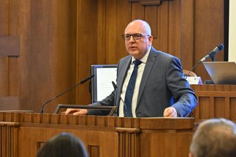 OB Schulze stellt Chemnitzer Haushalt vor: „Etat enthält große Mengen an Zumutungen“ - Oberbürgermeister Sven Schulze (hier in der Sondersitzung am Montag) hat am Mittwoch den Haushaltsentwurf für 2025/26 vorgestellt. Der weist erhebliche Defizite auf.