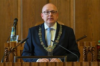 OB Schulze stimmt Chemnitz auf heftiges Sparprogramm ein - Der Chemnitzer Oberbürgermeister Sven Schulze sieht die Stadt und ihre Politiker vor schwierigen Entscheidungen. Der Grund: Die Ausgaben laufen den Einnahmen immer weiter davon. Ab kommendem Jahr drohen harte Einschnitte.
