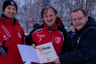 Ob Trainer, Kassierer oder Wäschefrau - für den "Ehrenamtlichen des Monats" kommen alle in Frage - Ehrenamtlicher des Monats November: Klaus Wagner (M.) vom FSV Motor Brand-Erbisdorf, hier mit KVF-Geschäftsführer Nico Israel (r.) sowie Vereinschef Kai Nagel.