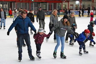 Ob wackelig oder flink: Eisspaß kehrt in Crimmitschauer Sahnpark zurück - Bühne frei fürs große Kufen-Comeback: Eislaufsaison startet am 20. September.