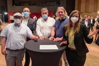 OB-Wahl: Der Dreikampf ums erste Amt der Stadt Plauen - Verfolgten die Präsentation der Wahlergebnisse in der Festhalle: Silvia Queck-Hänel, Thomas Haubenreißer, Ingo Eckardt, Steffen Zenner und Lars Buchmann (von rechts). Zum Zeitpunkt des Fotos im Großen Saal der Festhalle nicht vor Ort war Andreas Ernstberger, Thomas Kaden blieb der öffentlichen Präsentation fern. 
