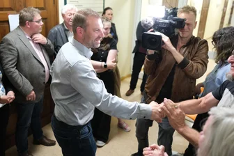 OB-Wahl in Aue-Bad Schlema: CDU-Kandidat siegt mit knappem Vorsprung - Im Rathaus in Aue nahm Marcus Hoffmann am Sonntagabend erste Gratulationen entgegen.