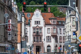 OB-Wahl in Aue-Bad Schlema: Nach Marathon-Sitzung steht jetzt endgültiges Wahlergebnis fest - Blick auf das Rathaus von Aue: Am Dienstagabend hat der Wahlausschuss das Wahlergebnis zur OB-Wahl offiziell festgestellt.