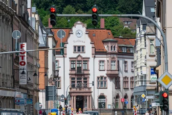 OB-Wahl in Aue-Bad Schlema: Nach Marathon-Sitzung steht jetzt endgültiges Wahlergebnis fest - Blick auf das Rathaus von Aue: Am Dienstagabend hat der Wahlausschuss das Wahlergebnis zur OB-Wahl offiziell festgestellt.