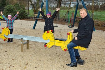 OB-Wahl in Crimmitschau: André Raphael wirft seinen Hut erneut in den Ring - Oberbürgermeister André Raphael während der Einweihung des Spielplatzes im Crimmitschauer Ortsteil Gablenz, bei damals auch Kinder der ortsansässigen Betreuungseinrichtung anwesend waren.