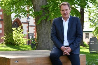 OB-Wahl in Mittweida: Amtsinhaber mit Herzblut für neue Projekte - Das Umfeld der Stadtkirche wurde neu gestaltet. An der Oberfläche sind stilisiert auch die Keller im Untergrund zu sehen. Ganz in der Nähe laufen noch die Arbeiten: Das historische Gebäude an der Kirchstraße 16 wird künftig zum Museum gehören.