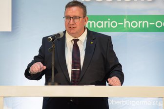OB-Wahl in Oelsnitz: Mario Horn strebt dritte Amtszeit an - Der Oelsnitzer Oberbürgermeister Mario Horn (CDU) bei seiner Wahlkampfveranstaltung beim Kranhersteller Bang Kransysteme.