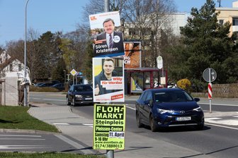 OB-Wahl in Werdau: Kandidaten stellen sich und ihre Ziele vor Publikum vor - Kristensen und Lippold haben mehrere Wahlplakate aufgehängt. Eines von Meyer ist an der Tuchfabrik.
