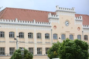 OB-Wahl in Zwickau: Fünf Kandidaten treten an - In der Stadt Zwickau bewerben sich fünf Personen um die Nachfolge der scheidenden Oberbürgermeisterin Pia Findeiß (SPD).