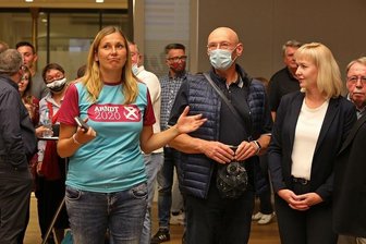 OB-Wahl in Zwickau: Kathrin Köhler gewinnt ersten Wahlgang vor Constance Arndt - Constance Arndt (li.) und Kathrin Köhler (r.) am Sonntag im Bürgersaal.