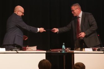 OB-Wahl-Sieger Sven Schulze führt Chemnitz vorerst als Amtsverweser -