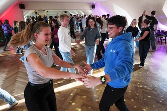Ob Walzer, Jive oder Cha-Cha-Cha: In dieser sächsisch-bayerischen Schule lernte halb Plauen das Tanzen - In der Tanzschule „Swing“ sind die Kurse für Jugendliche besonders beliebt.