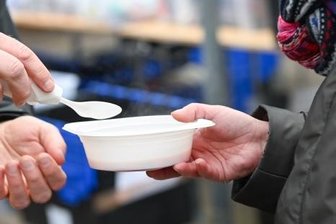 Obdachlosenhelfer sehen Projekt Kältebus in Gefahr - Ein Obdachloser erhält an einem Kältebus warme Suppe. In Chemnitz droht einem solchen Projekt jetzt dasAus.