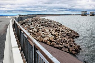 Oberbecken in Markersbach: Panoramablick - derzeit Fehlanzeige! - Die hellen Bauteile links vom Zaun sind die sogenannten Wellenumlenker. Doch der Spalt dazwischen birgt Gefahren.