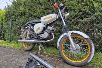 Oberbobritzsch: 15-jähriger Mopedfahrer verletzt sich - Mit dieser Simson rutschte der 15-Jährige über die Straße.