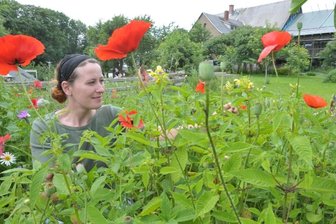Oberbobritzsch: Vierseitenhof bietet bald Platz für sieben Wohnungen - Im Bauerngarten ihres Hofes "Sonnenblume" in Oberbobritzsch fühlt sich Silvia Bayer besonders wohl. Hinterm Haus werden auch die Tiere gehalten.