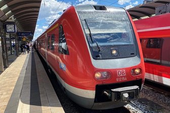 Oberbürgermeister aus Sachsen und Bayern fordern: Deutschlands schmutzigste Bahnstrecke endlich elektrifizieren - In Hof endet bislang der Fahrdraht. Nach Bayreuth oder Nürnberg kommt man nur im Dieseltriebwagen.