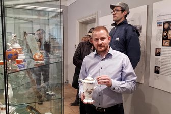 Oberbürgermeister findet Mokkakanne auf dem Flohmarkt – Jetzt kommt sie ins Werdauer Museum - Markus Döscher mit der Mokkakanne aus Fraureuther Porzellan, die ab sofort zum Bestand des Museums gehört.
