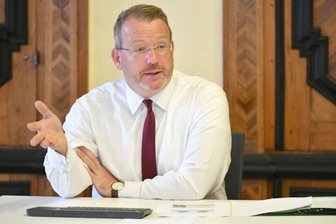 Oberbürgermeister in besonderem Einsatz auf dem Christmarkt in Freiberg - Freibergs OB Sven Krüger (parteilos).