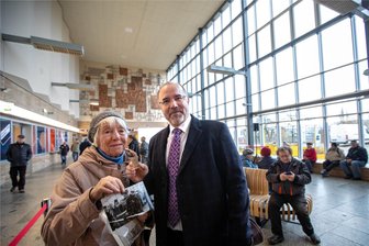Oberbürgermeister Steffen Zenner verkündet überraschende Nachricht: Plauener Musikschule soll in den Oberen Bahnhof ziehen - Heidemarie Groh lernte von 1958 bis 1961 bei der Deutschen Reichsbahn und arbeitete bis 1999 auf dem Oberen Bahnhof. OB Steffen Zenner hatte am Donnerstagnachmittag während der Festveranstaltung ein Ohr für die Geschichte der 79-jährigen Plauenerin und für viele andere.