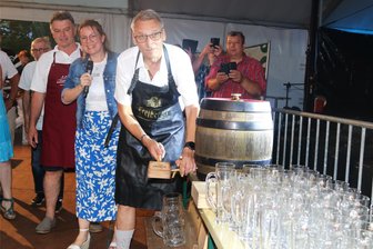 Oberbürgermeister Volker Holuscha zur 625-Jahrfeier in Flöha: „Es ist mein erstes Mal“ - Oberbürgermeister Volker Holuscha (vorn) hat zum Stadtfest den Bierfassanstich souverän gemeistert.