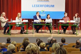 Oberbürgermeister-Wahl in Klingenthal: Wofür Judith Sandner den meisten Beifall erhält - Das Leserforum in einem neuen Format: Weil sich mit Judith Sandner (rechts) nur eine Kandidatin zur Wahl stellt, hatte sich Thorald Meisel (links) Menschen aus der Stadt aufs Podium eingeladen: Von links: Julia Karbstein (Sportcampus), Frank Meltke (Weltmeister-Manufaktur), Yvonne Deglau (Musikpädagogin) und Finn Stark (Sportcampus).