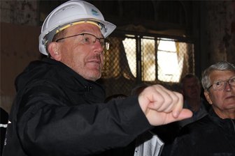 Oberbürgermeister zeigt, wie das Freiberger Bahnhofsgebäude aussehen wird - Freibergs Oberbürgermeister informiert über den Baufortschritt am Bahnhofsgebäude in Freiberg.