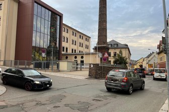 Oberbürgermeister zu Verkehr vor Grundschule in Hainichen: „Unglaubliche Zustände“ - Morgendlicher Verkehr vor der Grundschule in Hainichen.