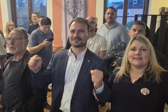 Oberbürgermeisterwahl in Freiberg: Vier Personalien stehen fest, doch es gibt noch Fragezeichen - Das beste Ergebnis im ersten Durchgang: Philipp Preißler (Mitte) jubelte im Gasthof Halsbach über das Ergebnis im ersten Durchgang der OB-Wahl in Freiberg. Er tritt am 26. Oktober erneut an.